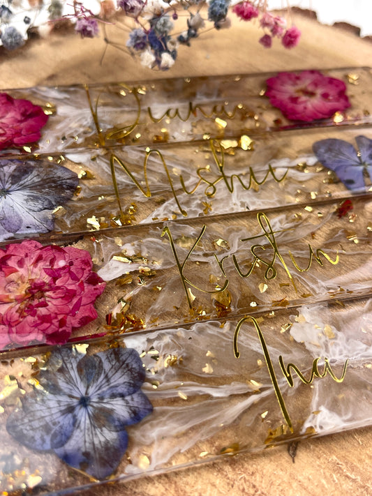 Personalisierte Lesezeichen mit Namen und Blüten